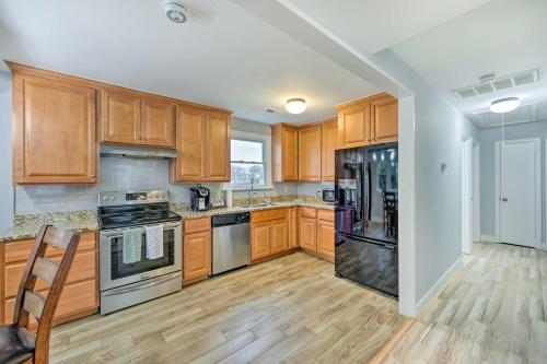Η κουζίνα ή μικρή κουζίνα στο Richmond Home with Fire Pit - 12 Mi to Downtown