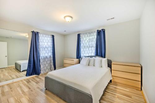 een slaapkamer met een groot bed en blauwe gordijnen bij Richmond Home with Fire Pit - 12 Mi to Downtown in Richmond