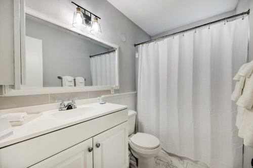 Ένα μπάνιο στο Richmond Home with Fire Pit - 12 Mi to Downtown