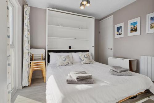 Postel nebo postele na pokoji v ubytování Freshwater Bay - Sea View Apartment