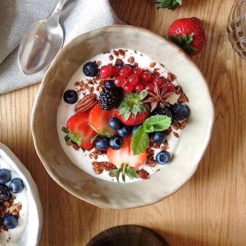 een kom yoghurt met fruit en noten op een tafel bij VILLA FIGUE BLANCHE in Montagny-lès-Buxy