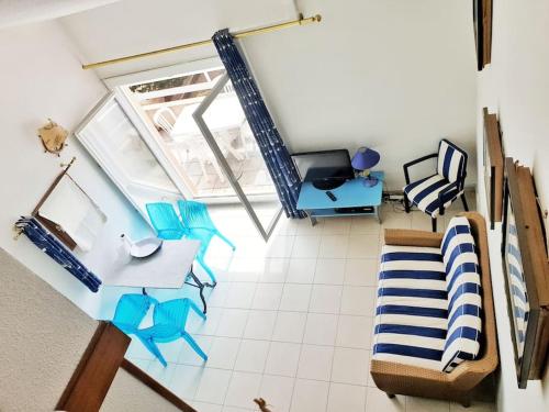 Vista aérea de una sala de estar con muebles azules en Beau duplex vue mer - terrasse - garage - wifi, en Sète