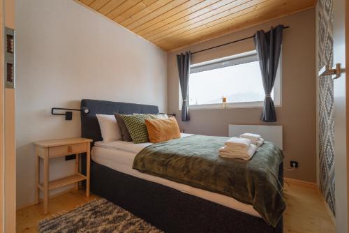 niewielka sypialnia z łóżkiem i oknem w obiekcie Beskidzkie Stodoły w Zawoi