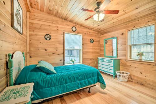 una camera da letto in stile baita di tronchi con letto e ventilatore a soffitto di Cozy Cabin in Parsons Hike, Fish and Explore! a Parsons