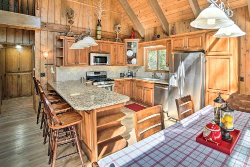 Cozy Cabin about 3 Mi to Lake Arrowhead Village