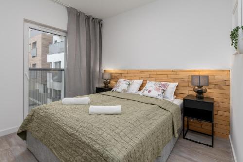 een slaapkamer met een bed met 2 kussens erop bij CityCenterApartments-11/21 in Bielsko-Biala