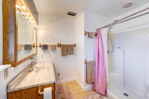 Vannituba majutusasutuses Corpus Christi Extended Stay - 7 Mi to Beach!