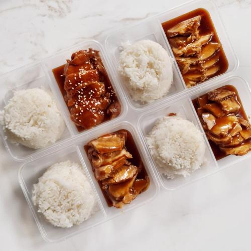 un recipiente de plástico con arroz y otros productos alimenticios en Cebu Family Suites powered by Cocotel, en Cebú