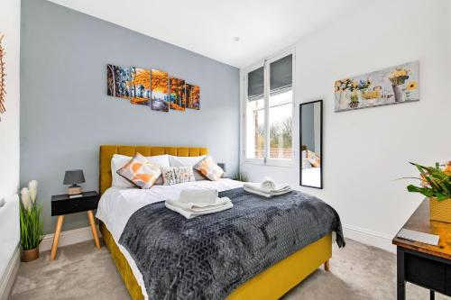 a bedroom with a bed and a window at Finest Retreats - The Bank House in Boroughbridge
