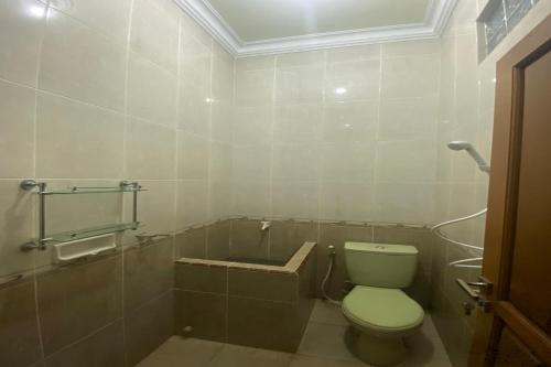 Kupatilo u objektu EXPRESS O 92106 Nayus Homestay Syariah