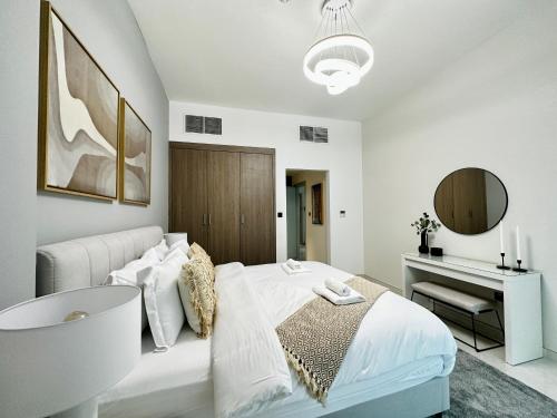 ein weißes Schlafzimmer mit einer Badewanne und einem Bett in der Unterkunft PR25 - Cozy 1BR in Polo Residences in Dubai