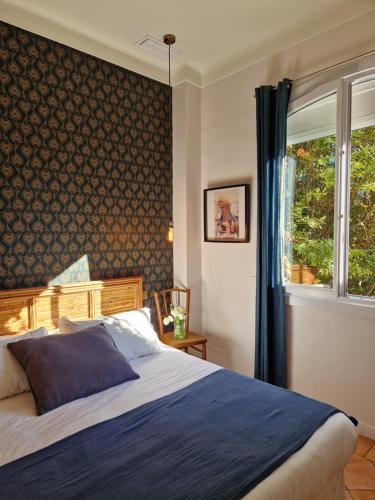 sypialnia z łóżkiem i oknem w obiekcie Les Lauriers w Saint-Tropez