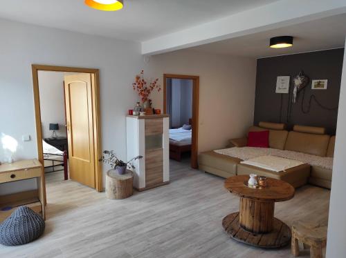 een woonkamer met een bed en een tafel bij Penzion Siesta in Valtice