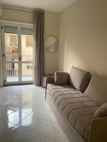 un soggiorno con divano e balcone di Le Limosine a Napoli