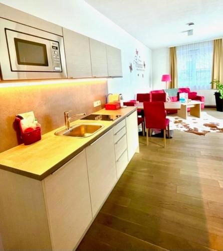 Aparthotel Bergtraumにあるキッチンまたは簡易キッチン