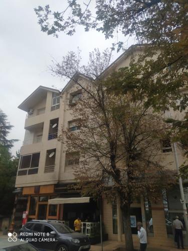 un edificio con un coche aparcado delante de él en Rdc Residence Alakhawayn pour famille, en Ifrane