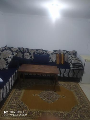 - un salon avec un canapé et une table basse dans l'établissement Rdc Residence Alakhawayn pour famille, à Ifrane