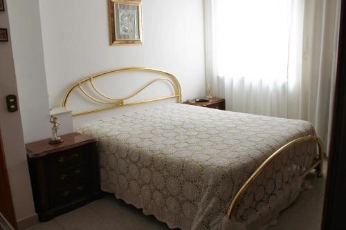 1 dormitorio con cama y ventana en Casa Vacanze Marina Azzurra, en Policoro