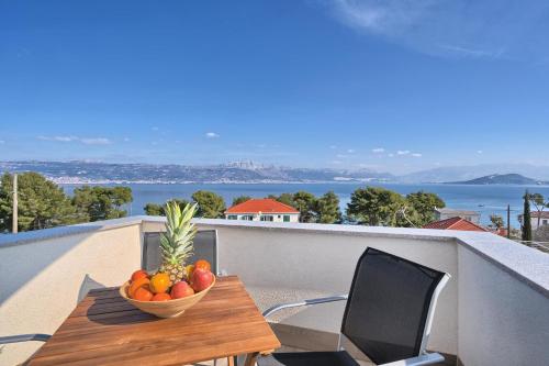 un plato de fruta en una mesa en un balcón en Aquamarin - Premium Seaview Apartment, en Slatine