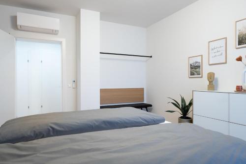 um quarto branco com uma cama e uma cómoda em MH Living - 39 - Scandinavian Living Dream in Center em Graz