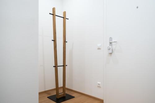um par de postes de madeira num quarto em MH Living - 39 - Scandinavian Living Dream in Center em Graz