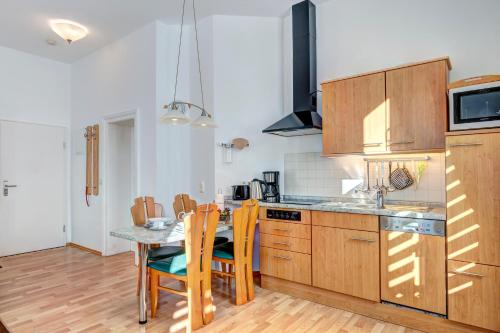 バンシンにあるVilla Frieda Wohnung 6のキッチン(木製キャビネット、テーブル、椅子付)