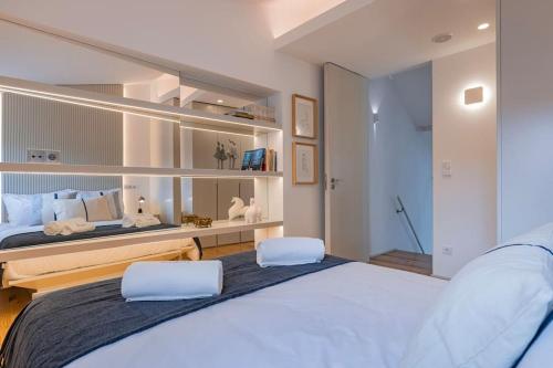 - une chambre avec un grand lit et 2 oreillers blancs dans l'établissement Condessa IV by Innkeeper, à Lisbonne