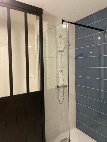 een douche met een glazen deur in de badkamer bij Résidence Domaine de Lumière in Saint-Jean-de-Monts