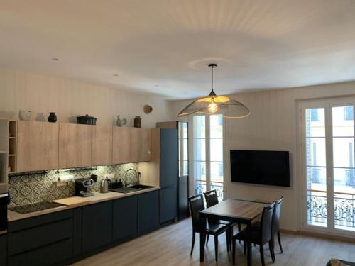 une cuisine et une salle à manger avec une table et des chaises dans l'établissement Cosy Joliette, central, climatisé, 2 chambres, WIFI, Garage, à Marseille