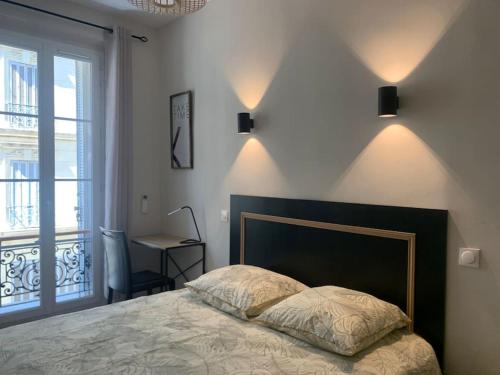 ein Schlafzimmer mit einem großen Bett und einem Fenster in der Unterkunft Cosy Joliette, central, climatisé, 2 chambres, WIFI, Garage in Marseille