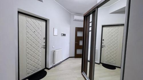 een hal met twee deuren in een kamer bij Comfortable apartment with a panoramic view in Chişinău