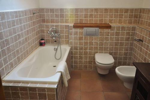 een badkamer met een bad en een toilet bij Beautiful 4-Bed House in Campo de Ricote in Collado de Gil