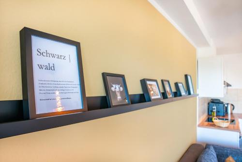 a shelf with pictures and a sign on it at FAIRflats: Küche, Balkon, Arbeitsplatz, Aufzug in Hüfingen