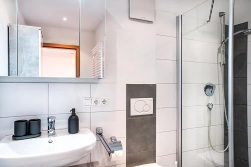 a bathroom with a sink and a shower at FAIRflats: Küche, Balkon, Arbeitsplatz, Aufzug in Hüfingen