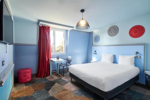 サン・モール・デ・フォッセにあるB&B HOTEL Saint-Maur Créteilのベッドとテーブルが備わるホテルルームです。