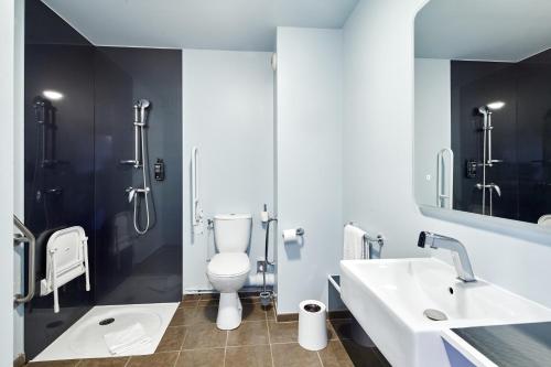 La salle de bains est pourvue de toilettes, d'un lavabo et d'une douche. dans l'établissement B&B HOTEL Saint-Maur Créteil, à Saint-Maur-des-Fossés
