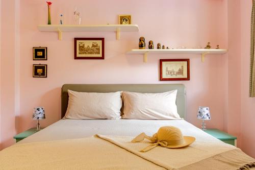 una camera da letto con un letto con un cappello sopra di Coraline Beach House a Mascali
