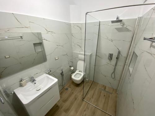 Un baño de OniRana Apartments