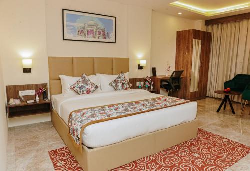 Tempat tidur dalam kamar di Regenta Inn Greater Noida, 15 Mins to India Expo Mart