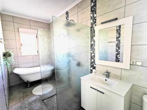 y baño con ducha y lavamanos. en 2 Apts in Villa Sun and Happiness, en San Miguel de Salinas