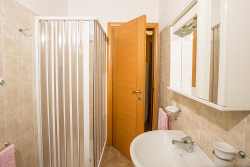 ein Badezimmer mit Waschbecken, Toilette und Spiegel in der Unterkunft La finestra blu in Ginosa Marina