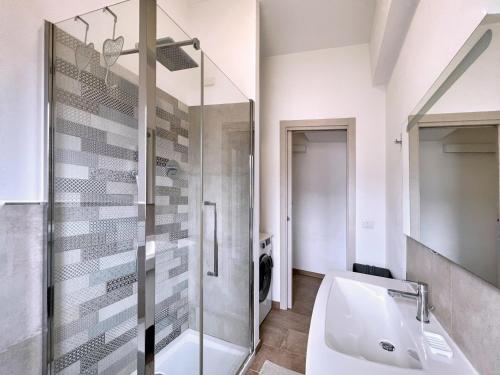 La salle de bains est pourvue d'une douche et d'un lavabo. dans l'établissement UR NEST Filanda, à Bologne