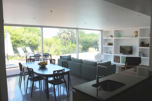 ETXE LAUA في سان جان دو لوز: غرفة معيشة مع طاولة وكراسي وأريكة