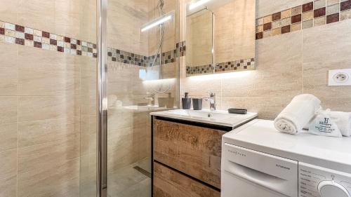 La salle de bains est pourvue d'une douche et d'un lavabo. dans l'établissement HOMEY GREY - Proche Gare et Tram - Proche centre - Balcon privé - Wifi et Netflix, à Annemasse