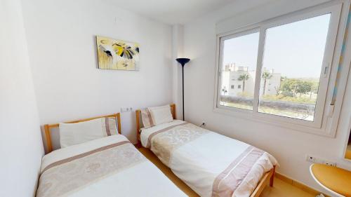 twee bedden in een kamer met een raam bij Penthouse Arancha-Murcia Holiday Rentals Property in Roldán