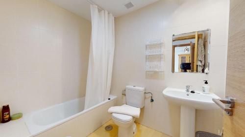 een witte badkamer met een toilet en een wastafel bij Penthouse Arancha-Murcia Holiday Rentals Property in Roldán