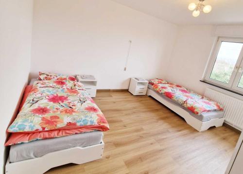 um quarto com 2 camas e uma janela em City-Apartment Heidelberg em Eppelheim