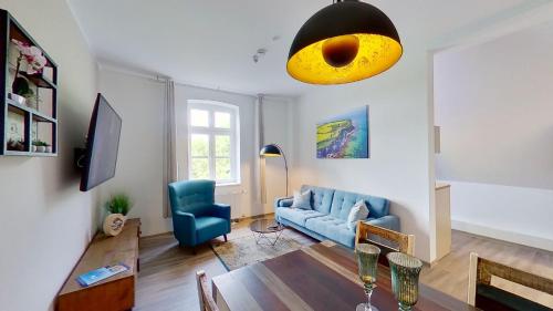 uma sala de estar com um sofá e uma mesa em Ferienwohnung Leuchtturmwärter em Putgarten