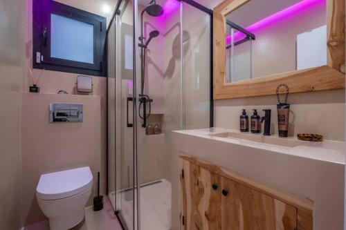 uma casa de banho com um chuveiro, um WC e um lavatório. em Villa Romeo em Ibiza