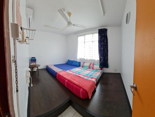 1 dormitorio con 1 cama en el centro de una habitación en DK Guest Room en Kota Kinabalu